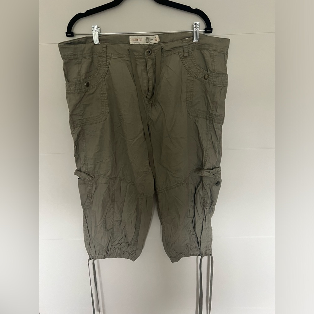 adjustable waist and ankle beige/tan cargo capris